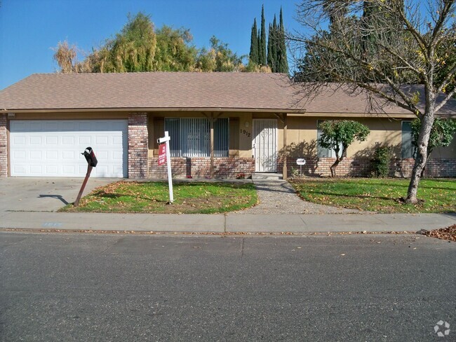 Building Photo - Spacious 3 bedroom home