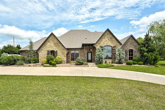 Building Photo - 22090 White Pine Cir