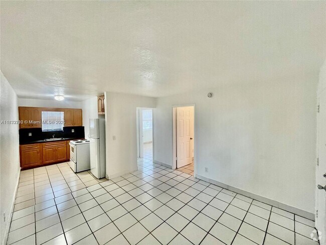 Building Photo - 701 NW 7th Ave Unit 7 Rental