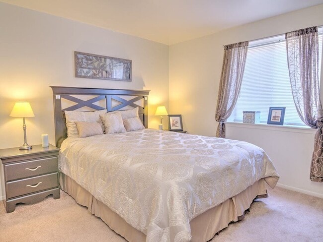 Two & Three Bedroom Townhomes Available - Gateway Townhomes