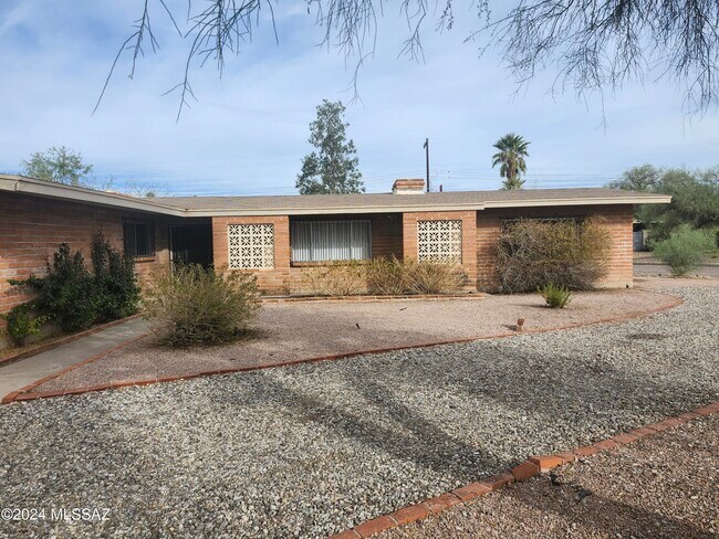 3565 E Calle del Prado