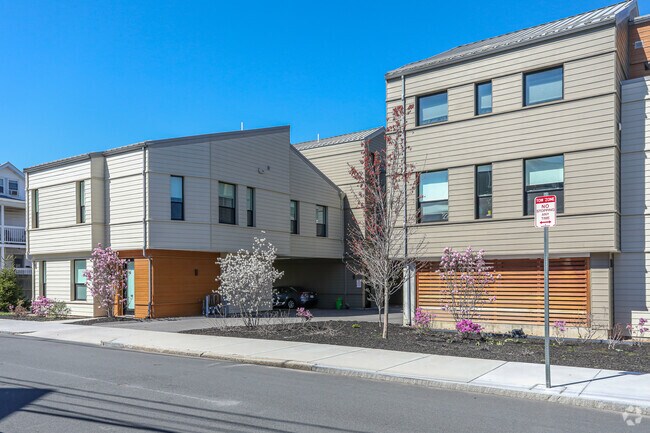 90 Amberes St alt