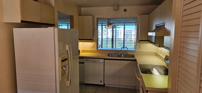 Building Photo - 4550 Pinebrook Cir Unit 605