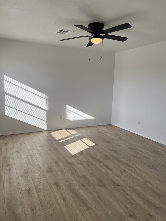 Sala de estar con suelo laminado de madera en toda la superficie. - 615 S 6th St Unidad 615