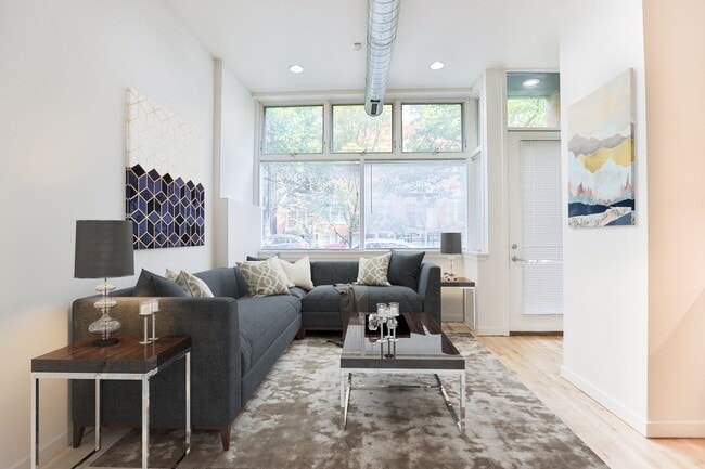 Photo - Wicker Park Large Sunny 1 Bedroom. Beautiful Courtyard. Great Location. Laundry/Internet. Unidad 2005-1