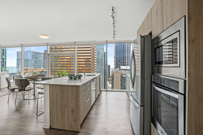 Photo - 242 E Illinois St