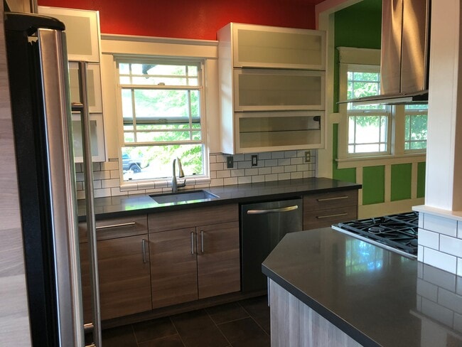 Kitchen - 703 SE Cesar Estrada Chavez Blvd