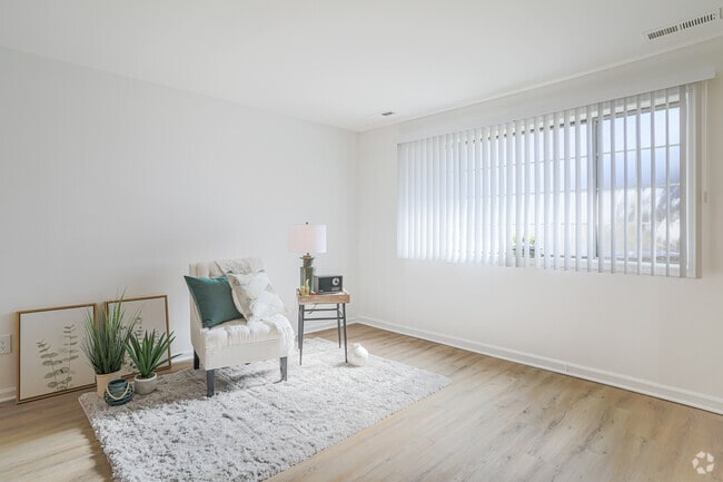 2 BR, 1 BA - The Agave - Sala de estar - ReNew Millbrook Apartment Collection