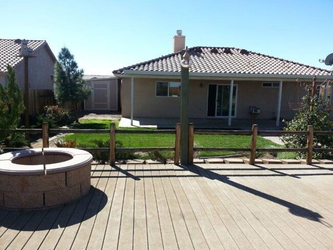 Building Photo - spacious 3 bedroom 2 bath home with beautiful yard, jacuzzi, indoor laundry room