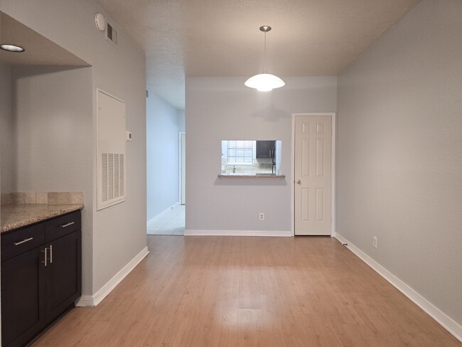 Building Photo - 500 Ferry Rd Unit 323C