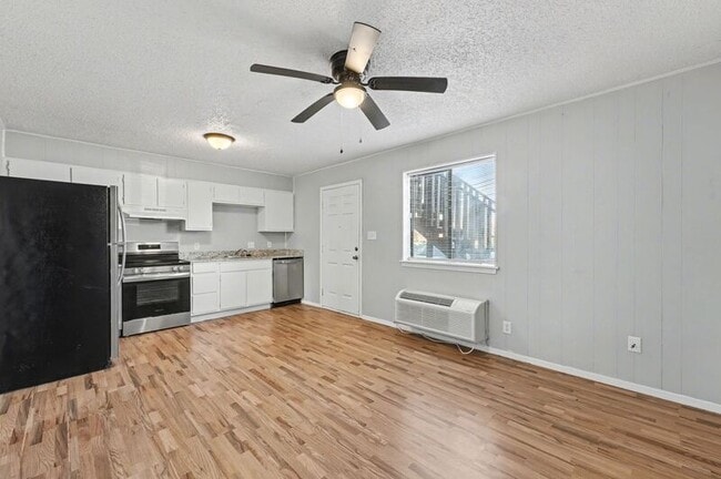 Photo - 1037 S Happy Hollow Rd