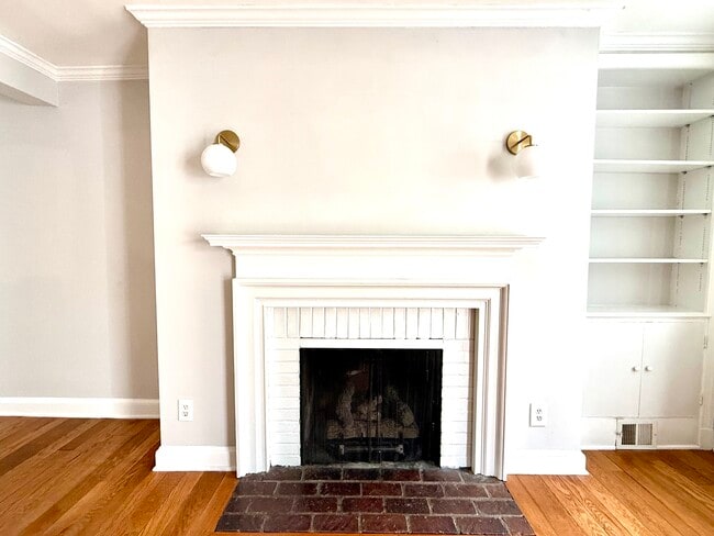 Working gas fireplace - 830 S Pitt St