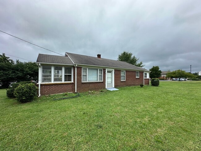 Building Photo - Brick house in the middle of Rustburg!