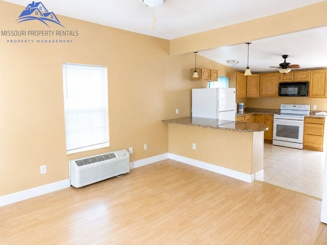 418 W Maddux St