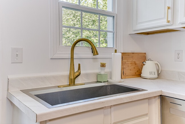 Photo - 2701 Oakland Ave