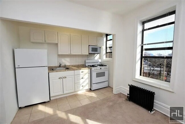 Building Photo - 43 AVENUE