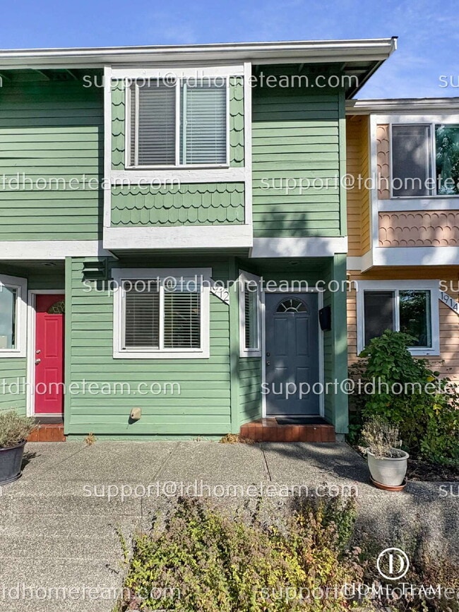 Building Photo - "Charming 2-Bed Townhouse with Gleaming Ha...