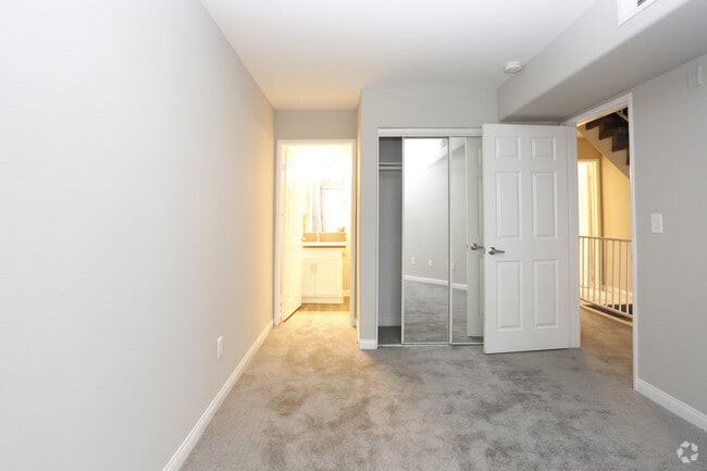 Habitación - Warner Center Townhomes