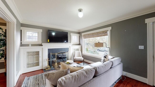 Photo - 812 W Bothwell St