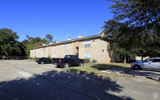 Building Photo - z-050225-Oakwood Village Apartments