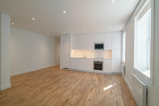 Photo - 2100 Rue du Fort Unit 303