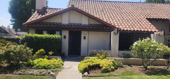 Building Photo - Modern & Fully Furnished Townhouse with Mo...