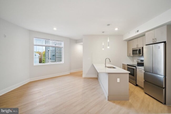 Building Photo - 646 N 32nd St Unit 15 Rental