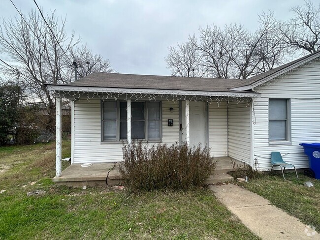 Building Photo - Central Waco Home Available