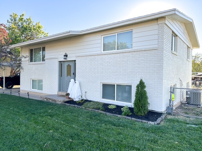 Building Photo - 777 N 1000 W Unit B