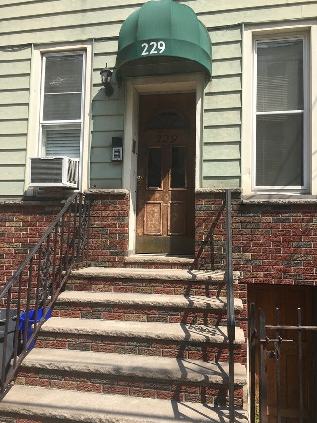 Building Photo - 229 Clinton St Unit 7