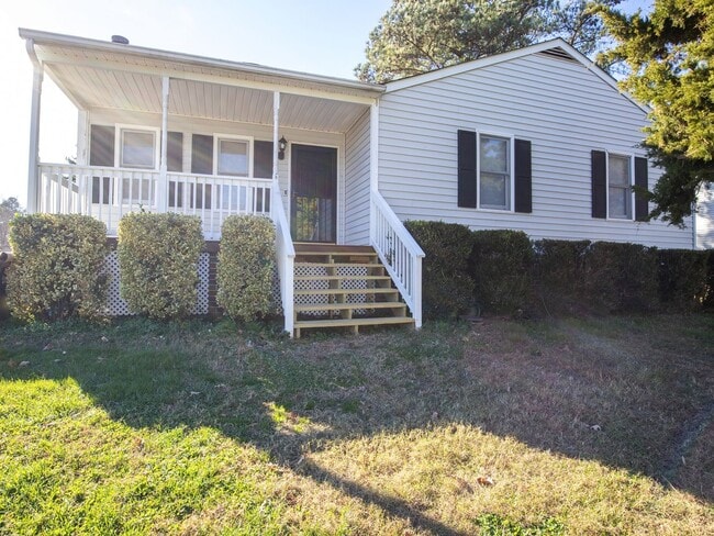 Building Photo - Updated Chesterfield 3BR with Large Yard