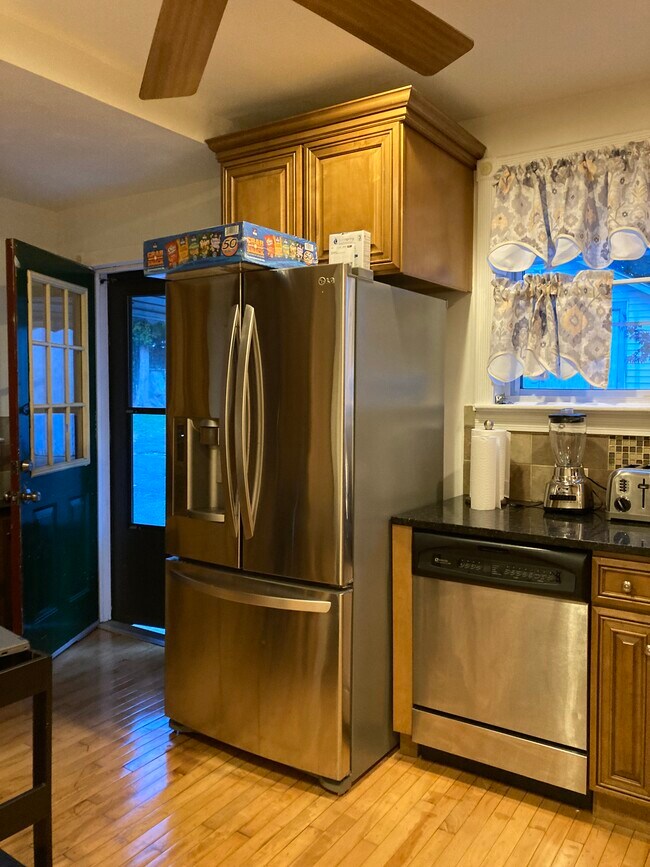 Kitchen - 22 N Goodwin Ave Unit Serene Sanctuary