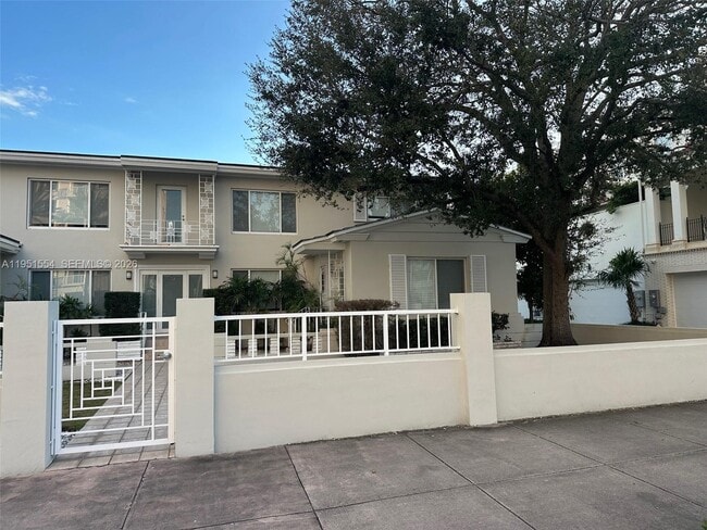 Photo - 738 Biltmore Way Unidad 6