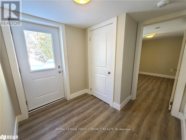 Photo - 320 Mississaga St W