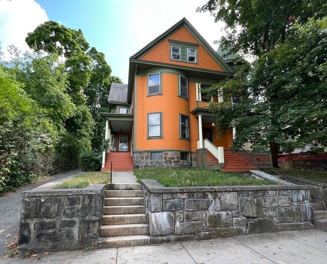 Building Photo - 588 Cambridge St Unit 2