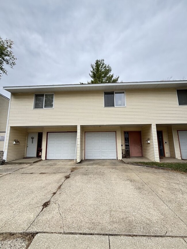 Photo - 107 N Busey Ave