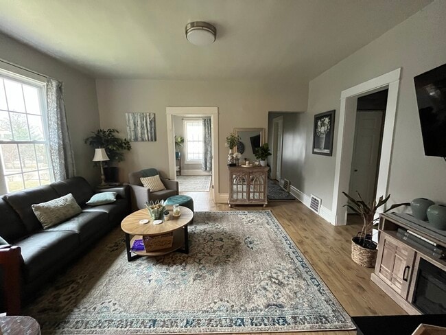 ¡Las ventanas llenan esta casa de luz natural! - 314 N Van Buren St Unidad #1Lower