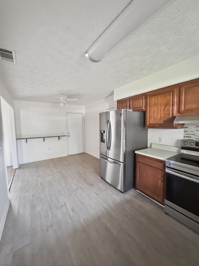 Photo - MOVE IN SPECIAL: $500 OFF 1ST MONTH'S RENT!**