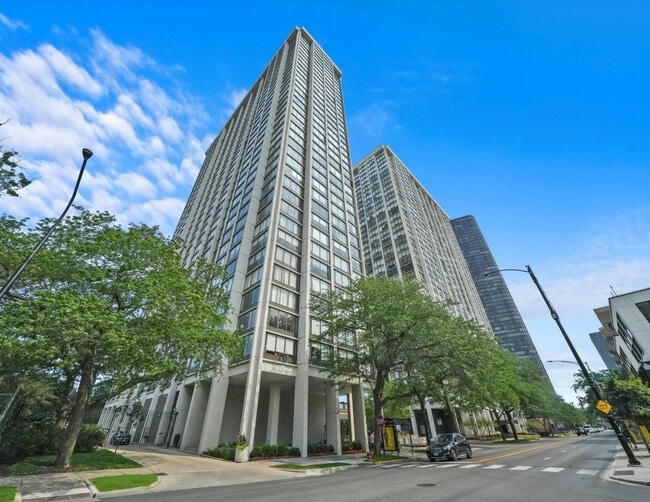 Building Photo - 5455 N Sheridan Rd Unit 3509