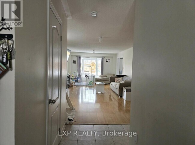 Photo - 395 Krotz St W