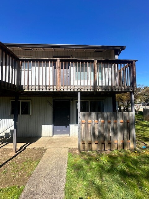 Building Photo - 2-Bedroom, First Floor Corner Unit with Laminate Flooring