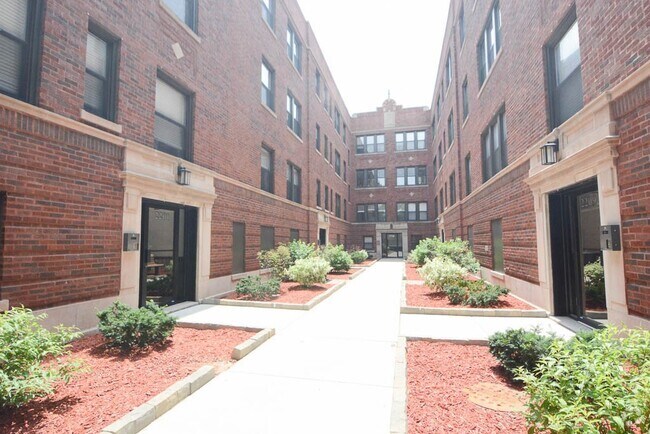 Building Photo - 2206 W Eastwood Ave Unit ES2 Rental