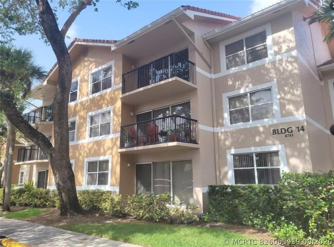 Building Photo - 8741 Wiles Rd Unit 305