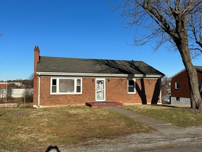 Building Photo - 2757 Meadowview Dr NW