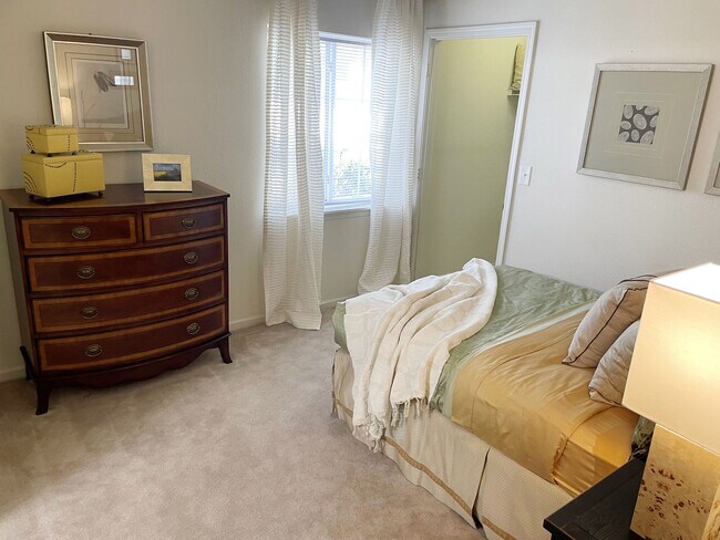 2BR, 2BA - 1,035SF
