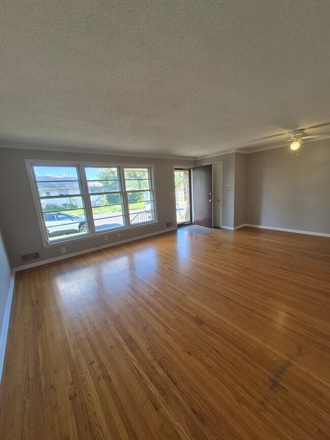 Sala de estar - 25'x12' - 2219 W 61st St Unidad 2219