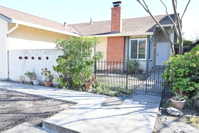 Building Photo - Beautiful 4-Bedroom, 2-bath, fully remodeled home in a prime location. Won’t Last Long!