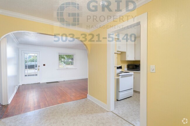 Building Photo - Charming 2 Bedroom Bungalow Available in N... Rental