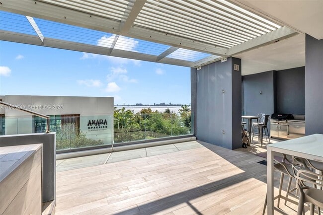 Building Photo - 650 NE 32nd St Unit BH4