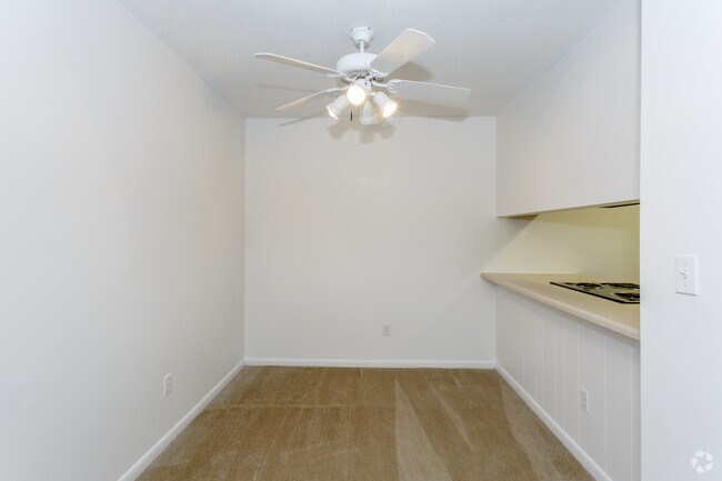 1BR, 1BA - 900 SF